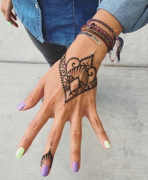 tatouage éphémère au henné main femme