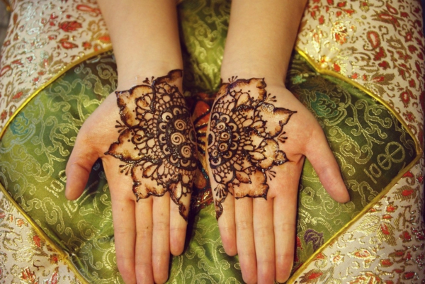 tatouage éphémère au henné mains femme