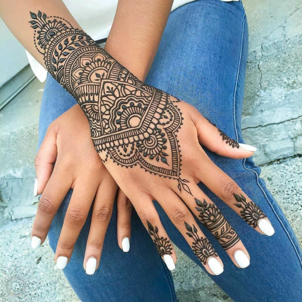 tatouage éphémère au henné noir femme