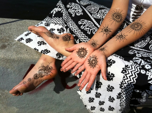 tatouage éphémère au henné pieds bras