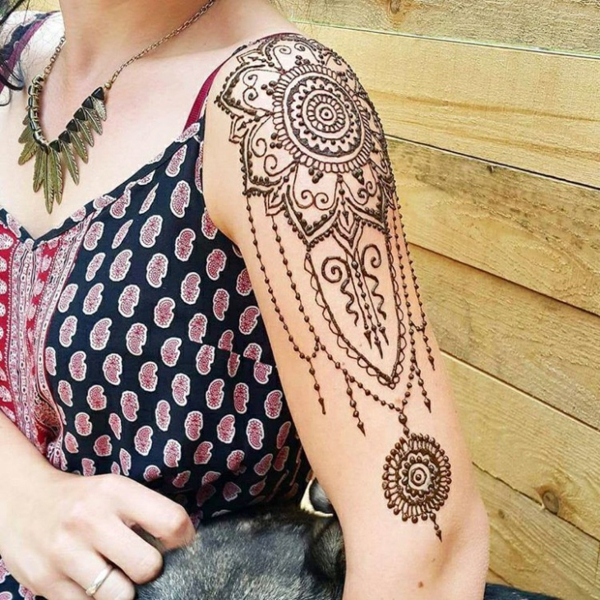 tatouage éphémère au henné épaule femme