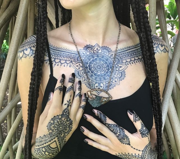 tatouage éphémère au jagua bras poitrine femme