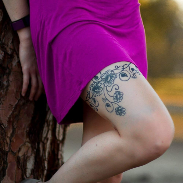 tatouage éphémère au jagua cuisse femme fleurs