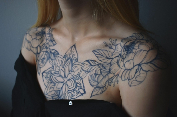 tatouage éphémère au jagua épaules poitrine femme