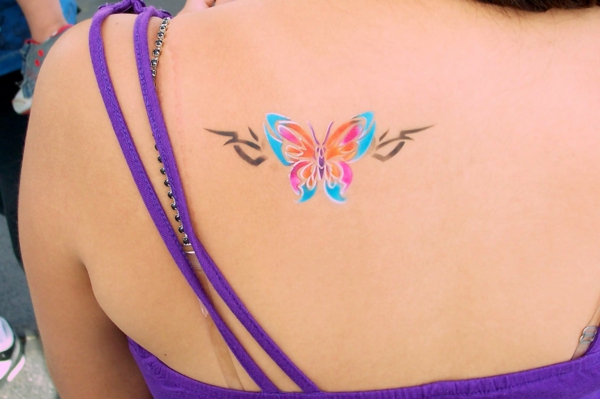 tatouage éphémère aérographe femme papillon dos
