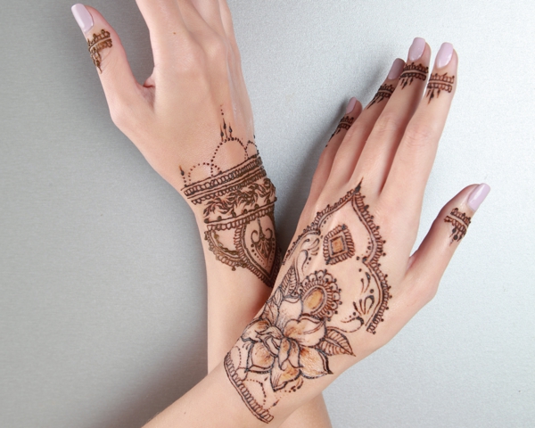 tatouage éphémère femme bras henné