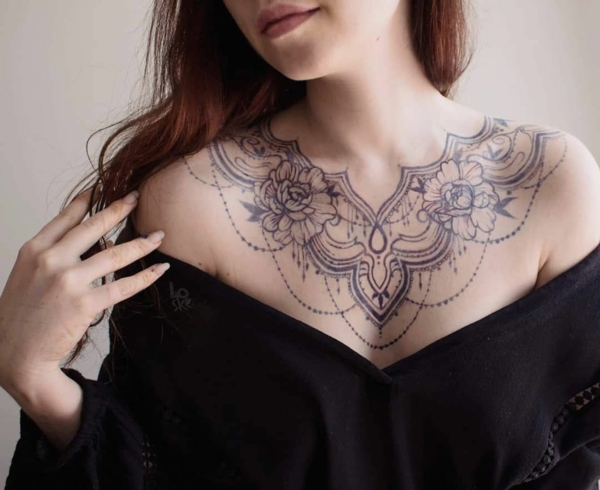tatouage éphémère jagua poitrine femme fleurs