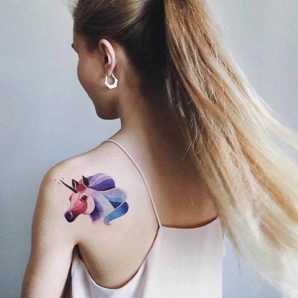 tatouage éphémère omoplate femme aérographe