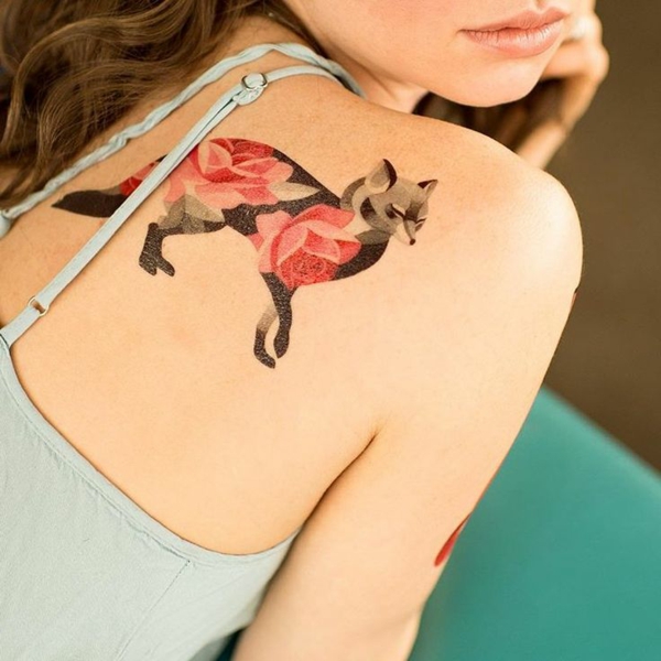 tatouage éphémère à l'aérographe omoplate femme