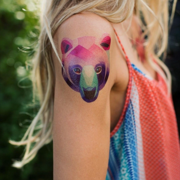 tatouage éphémère à l'aérographe ours épaule femme