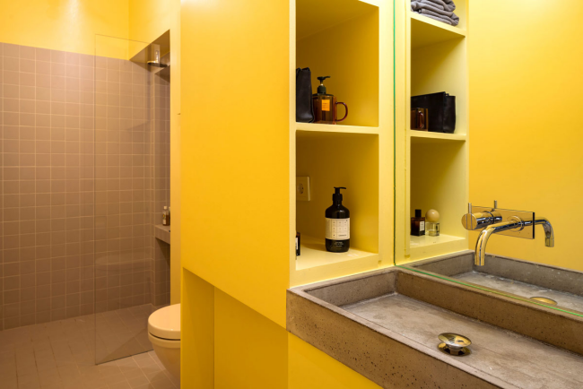 aménager appartement 45m2 une salle de bains en jaune