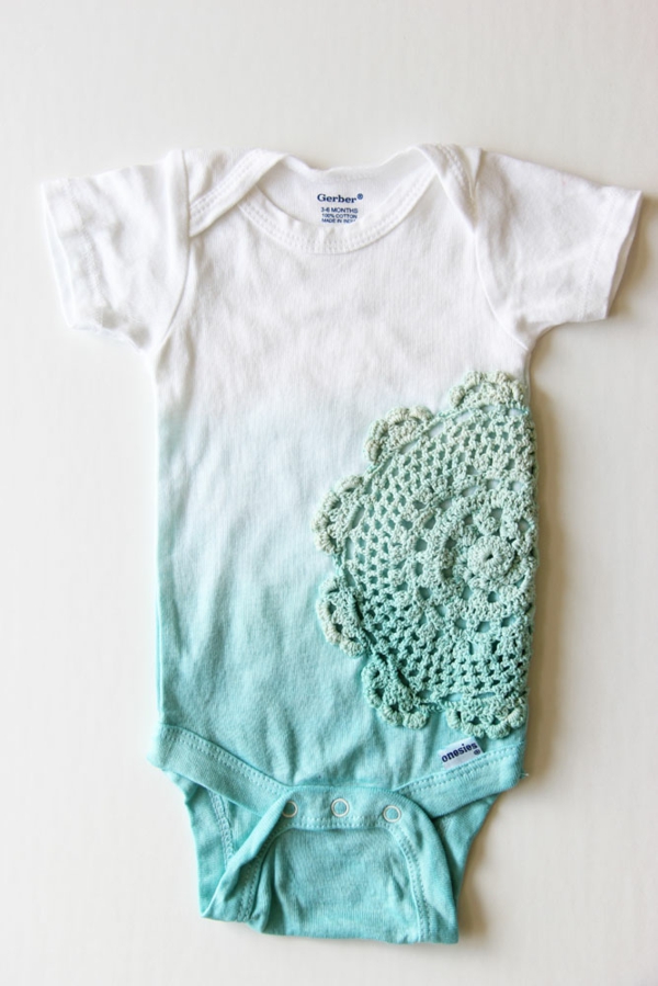 bricolage avec un napperon vêtement bébé customisé