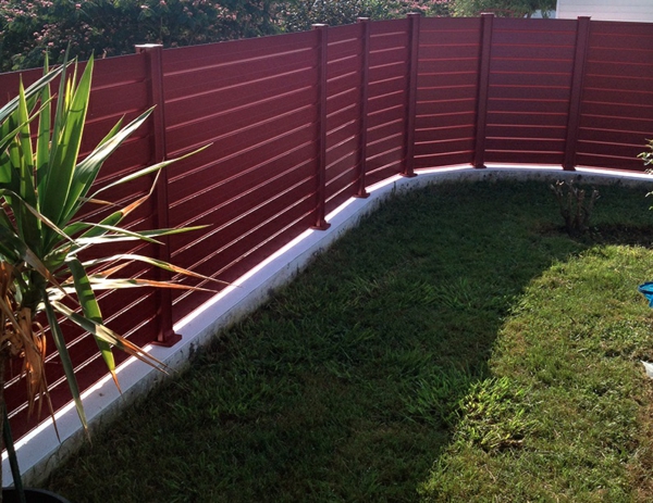 clôture en aluminium couleur rouge