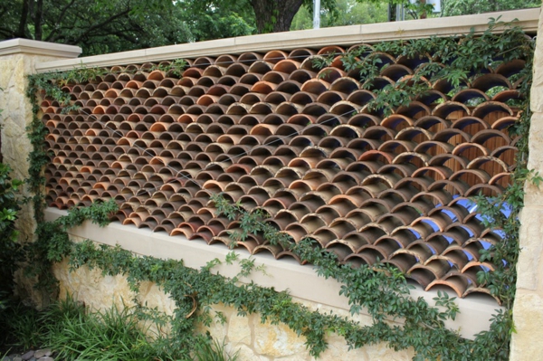 fabriquer déco jardin en tuiles de terre cuite mur de jardin diy