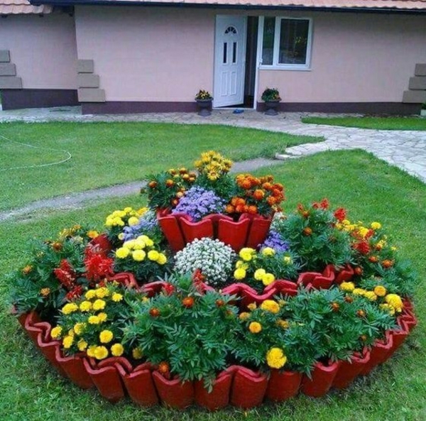 fabriquer déco jardin en tuiles de terre cuite plate-bande de fleurs diy