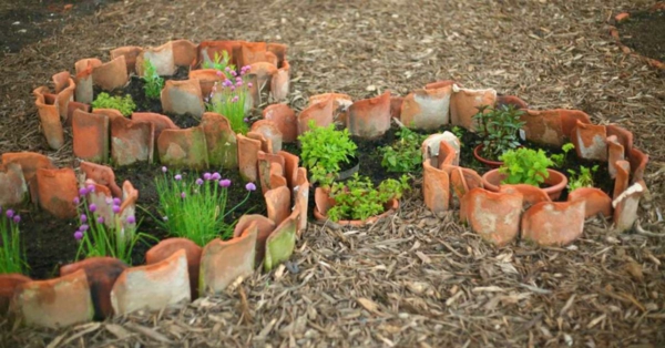 fabriquer déco jardin en tuiles de terre cuite plate-bande de forme artistique