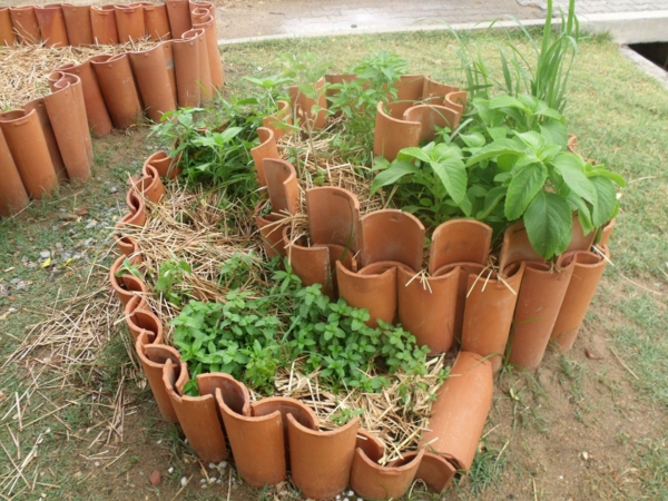 fabriquer déco jardin en tuiles de terre cuite pot de plantes diy