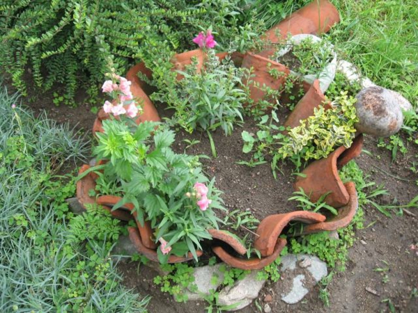 fabriquer déco jardin en tuiles de terre cuite pot géant diy