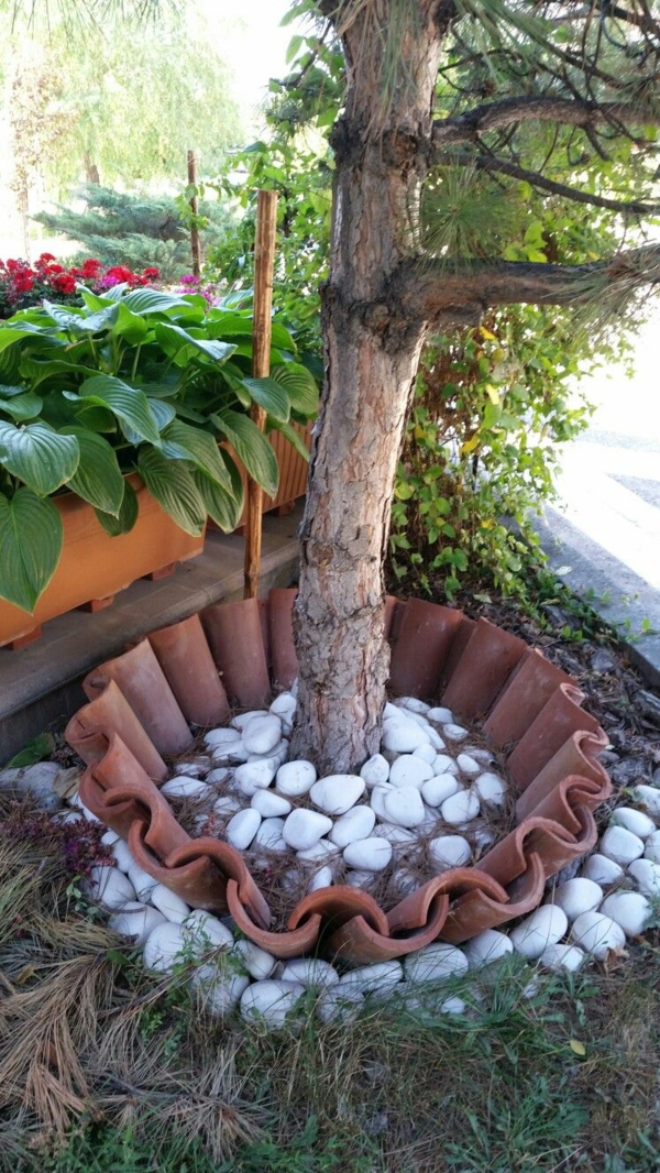 fabriquer déco jardin en tuiles de terre cuite pot pour arbre