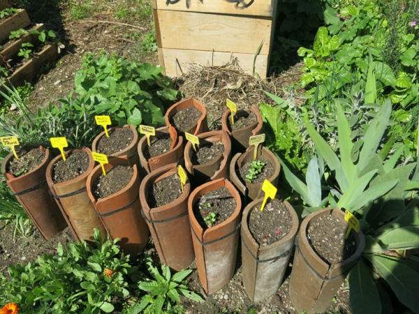 fabriquer déco jardin en tuiles de terre cuite pots pour semis diy