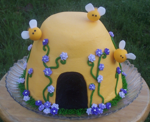 gâteau nid d'abeille décoré de fleurs en violet