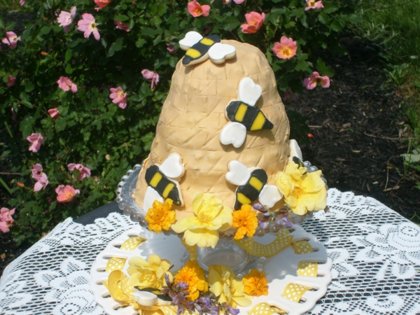 gâteau nid d'abeille décorés de biscuits abeilles
