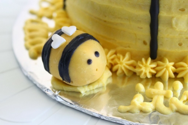 gâteau nid d'abeille petite abeille en pâte à sucre