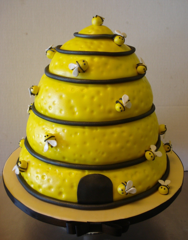 gâteau nid d'abeille pâte à sucre jaune et noir