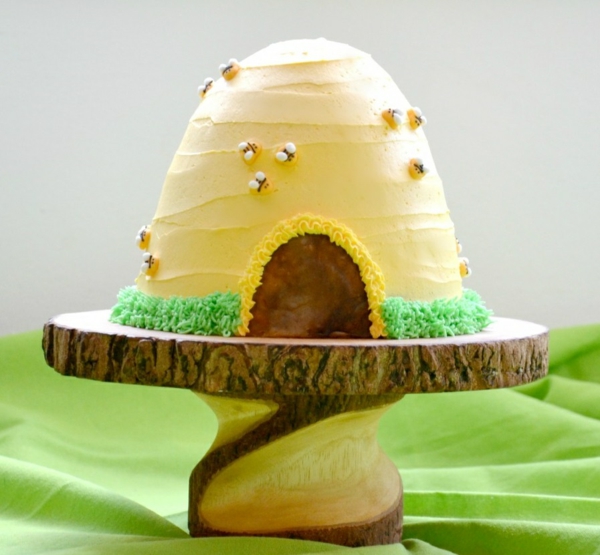 gâteau nid d'abeille recouvert de crème au beurre
