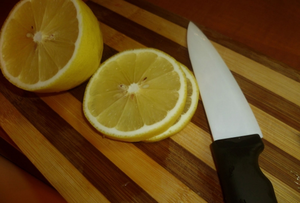 planche à découper cuisine en bois le citron nettoie