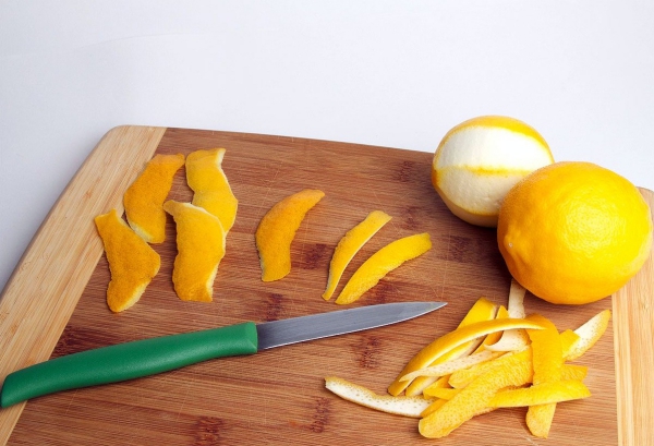 planche à découper cuisine en bois écorce de citron