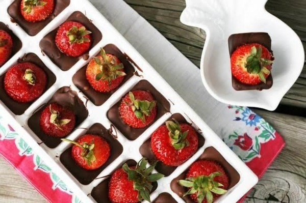 préparer des bonbons de chocolat aux fraises dans un moule à glace