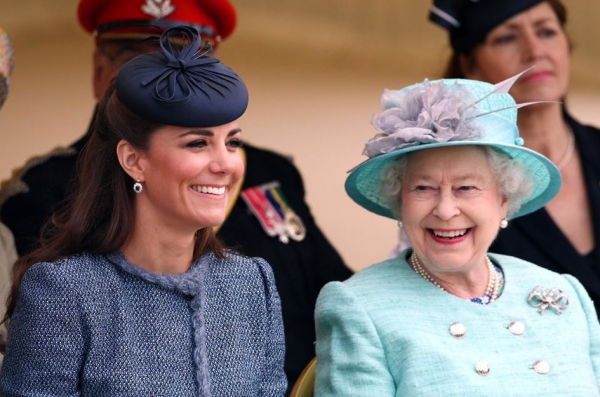 Élisabeth II Kate et la reine ensemble
