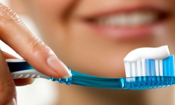 adopter le dentifrice solide à la place de dentifrice dans un tube