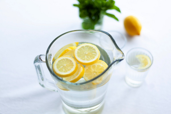 alcaliniser l’eau citrons dans l’eau