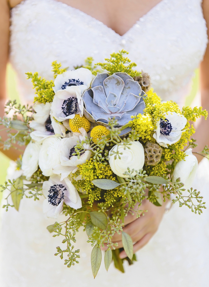 bouquet de mariée champêtre anémones et suculente