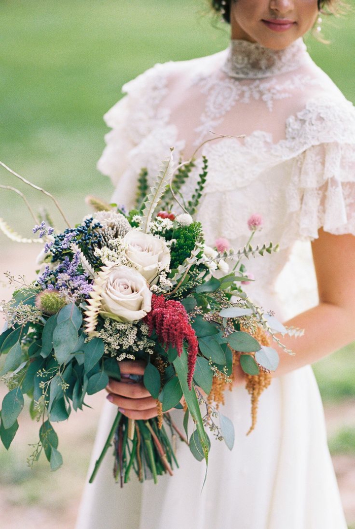 bouquet de mariée champêtre avec des roses blanches