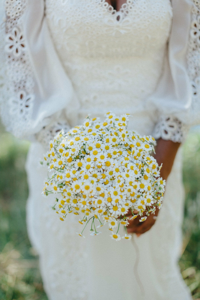 bouquet de mariée champêtre et élégant fleurs de camomille