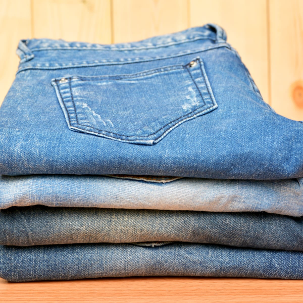 comment laver les jeans correctement séchés et pliés