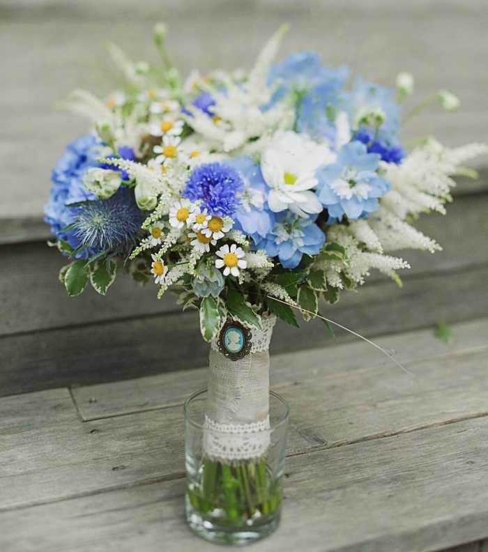 thème en bleu bouquet de mariée champêtre
