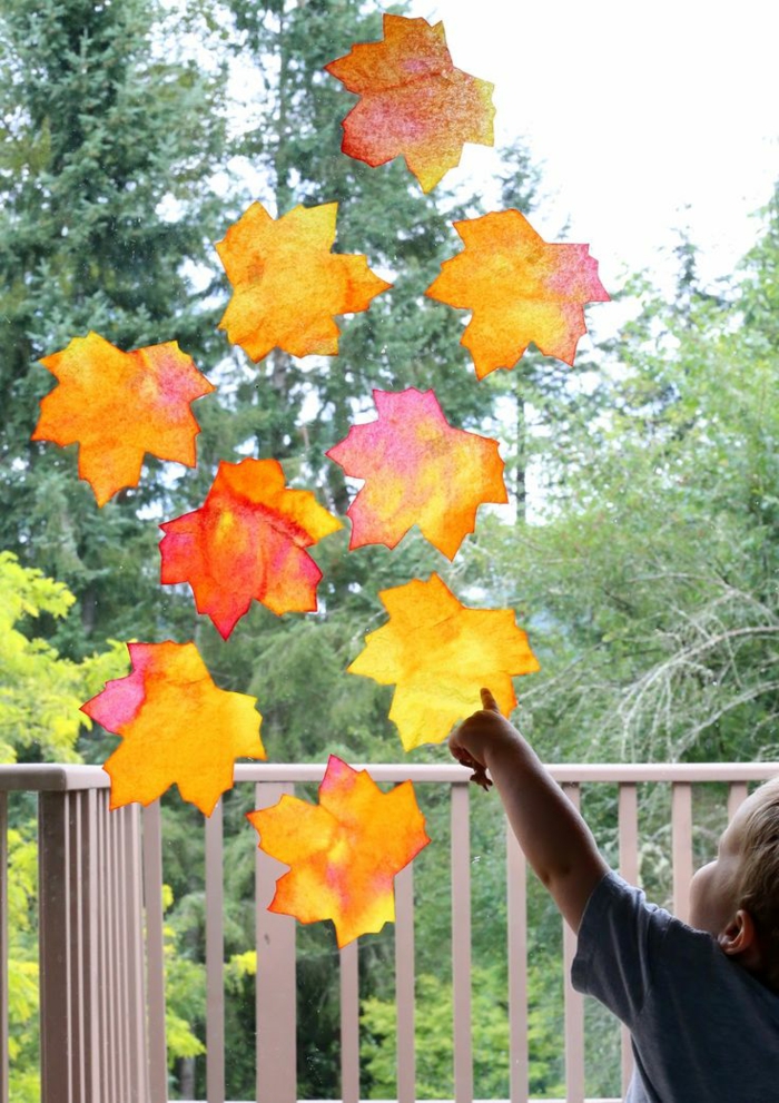 activités manuelles automne feuilles séchées sur la fenêtre