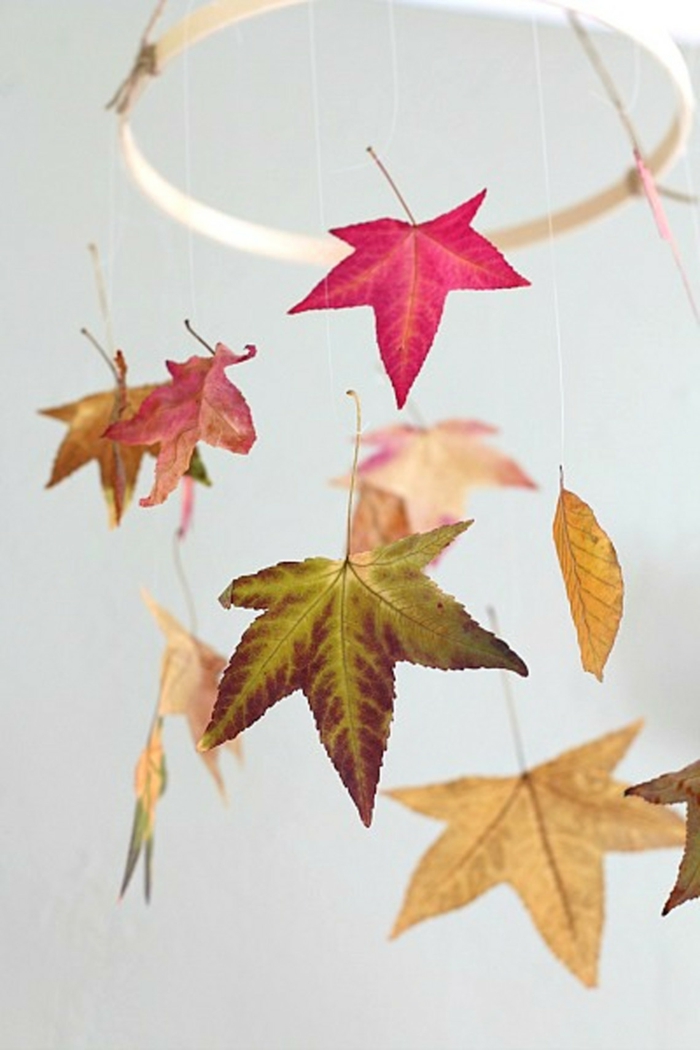 activités manuelles automne mobile avec des feuilles d'automne