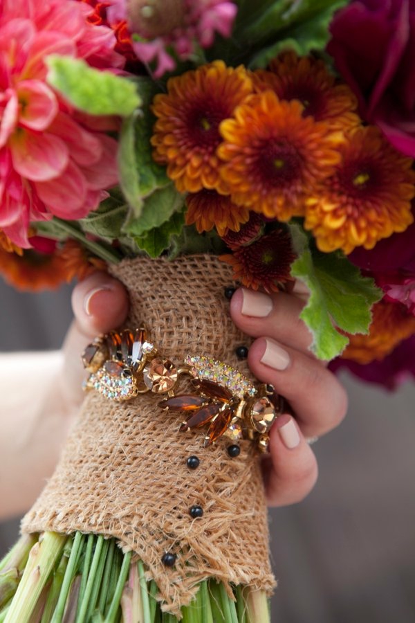bouquet de mariée automnal chrysanthèmes porte-bouquet en toile de jute