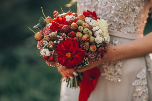 bouquet de mariée automnal dahlias mini-pommes