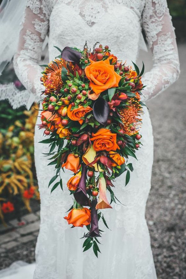bouquet de mariée automnal en cascade roses oranges lis de calla