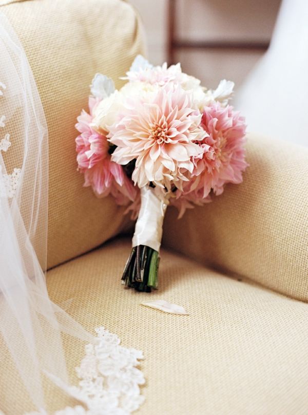 bouquet de mariée automnal minimaliste chrysanthèmes