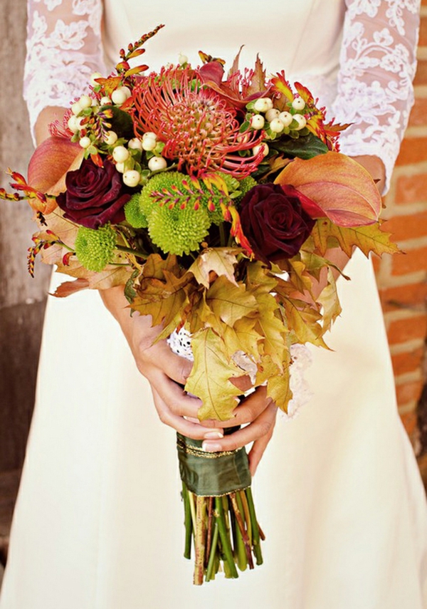 bouquet de mariée automnal protea baies feuilles roses