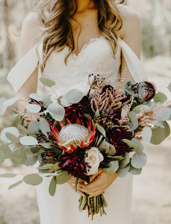bouquet de mariée automnal protea eucalyptus baies