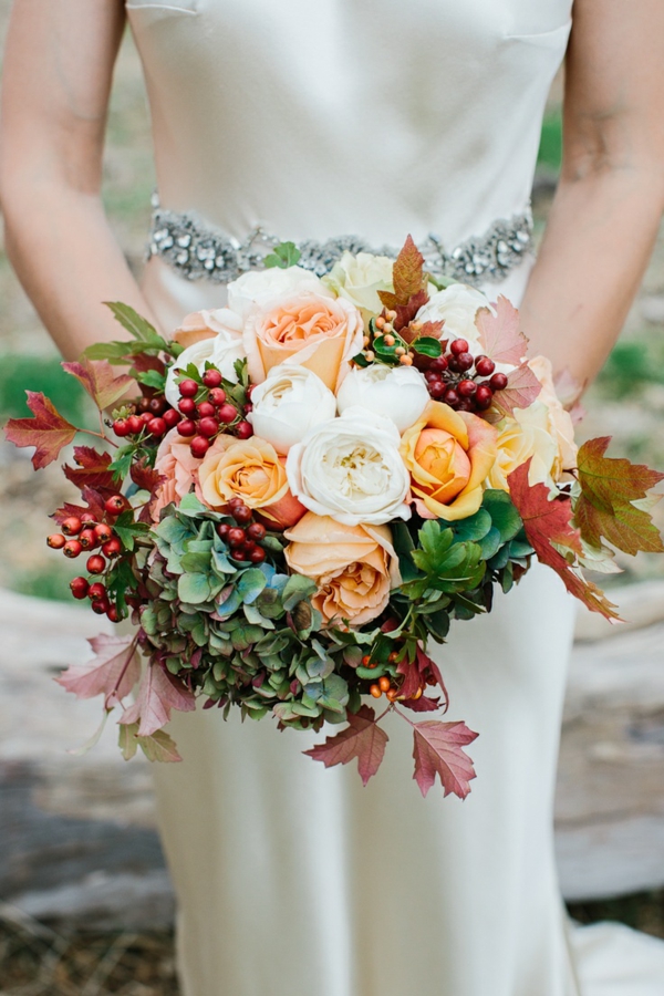 bouquet de mariée automnal roses baies verdure