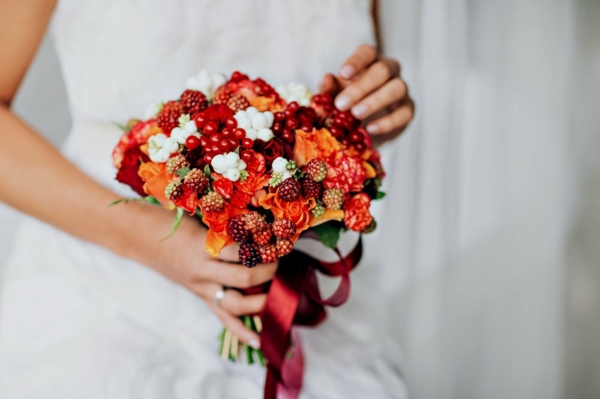 bouquet de mariée automnal roses et baies